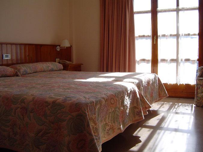 Hotel Anaya Puente la Reina de Jaca Room photo